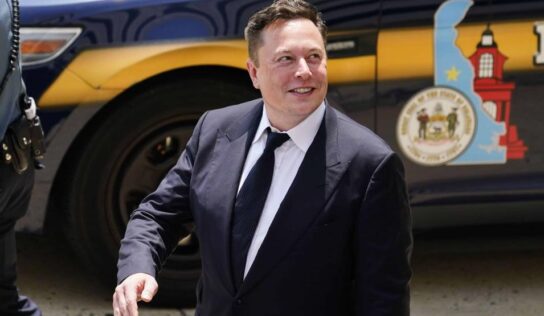 Elon Musk dona millones en acciones de Tesla