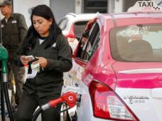 AMLO presume que gasolina mexicana es la más barata del mundo