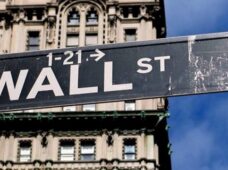 Wall Street cae y S&P 500 registra mayor baja trimestral en dos años