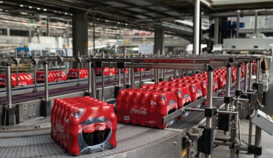 Coca-Cola supera expectativas de ingresos por aumento de precios y demanda estable