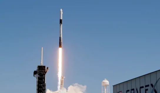 SpaceX lanza su primera misión turística al espacio: 3 visitantes por 55 mdd cada uno