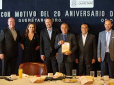 Conmemora Mauricio Kuri 20 aniversario de CANADEVI Querétaro