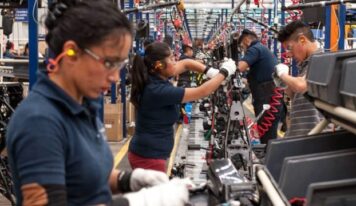 Mexicanos ganan menos que hace 30 años; mercado laboral es disfuncional, alertan