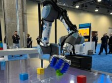 Este brazo robótico demuestra cómo podría funcionar la colaboración de robots y humanos en el futuro