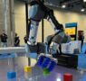 Este brazo robótico demuestra cómo podría funcionar la colaboración de robots y humanos en el futuro