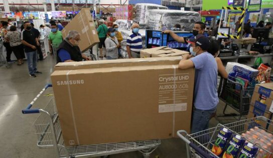 Inflación ‘pega’ a mexicanos: Confianza del consumidor cae en mayo tras 3 meses al alza