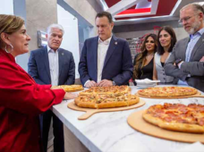 Destaca Kuri la instalación de nueva planta de Pizza Hut como una historia más de éxito en Querétaro