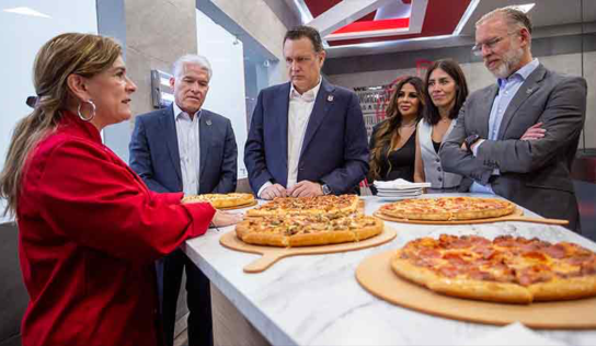 Destaca Kuri la instalación de nueva planta de Pizza Hut como una historia más de éxito en Querétaro