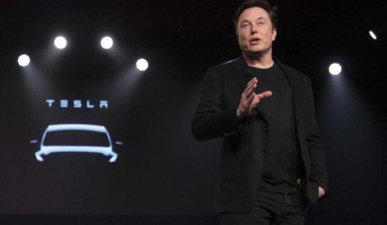Musk vende casi 7,000 millones en acciones de Tesla