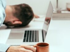 Trabajadores agotados: cómo aliviar el ‘burnout’ en la pospandemia
