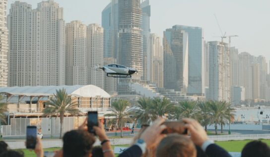 ¡El futuro llegó! Realizan primer vuelo público de un auto volador en Dubái