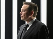 Elon Musk considera crear un teléfono si Twitter es excluido de tiendas de apps