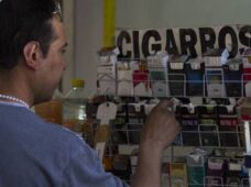 Más de 500 pequeños comercios se amparan contra Ley de control del Tabaco