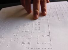El braille ha sido desplazado por la tecnología; “es más importante la empatía de la gente”