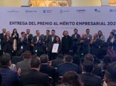 Entrega Mauricio Kuri Premio al Mérito Empresarial 2023 a Adriana Luna Díaz